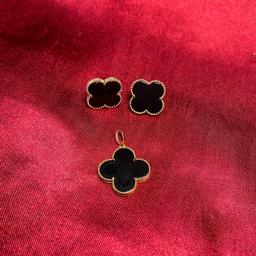 18K Saudi Gold VCa inspired  clover.